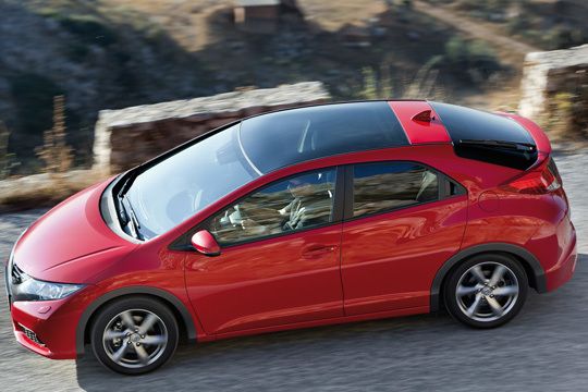 Die nach wie vor sehr schräge A-Säule schränkt die Rundumsicht ein. (Honda)
