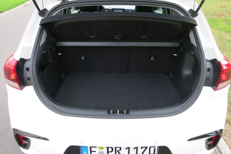 Durchaus geräumig: Der über 300 Liter große Kofferraum kann auf über 1.000 Liter erweitert werden. (Bild: Schreiner/»kfz-betrieb«)