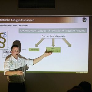 Markus Fischer, Director Technical Compliance SCS Concept, referiert zur „Schraubentechnik im Wandel“ und den neuen VDI/VDE-Richtlinien.(Bild:  Sandra Götz/VCG)