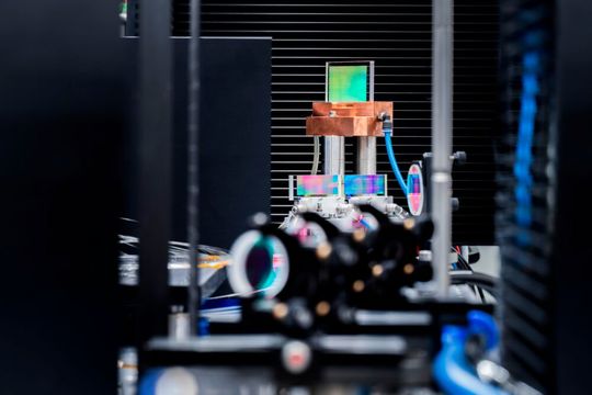 So sieht der Aufbau eines neuen Thuliumfaserlasers am Fraunhofer-IOF in Jena aus. Weil es die Forscher dort geschafft haben, die Leistung eines solchen Lasers zu verdoppeln, halten sie nun den Weltrekord ...(Bild:  Fraunhofer-IOF)
