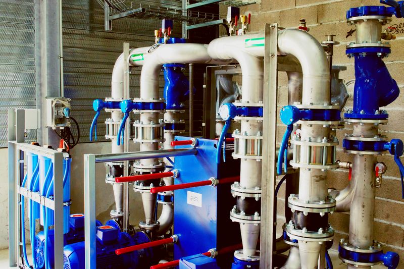  Flow Chemistry   – Reaktionen richtig in Fluss bringen  Problem: In der chemischen Industrie werden große Mengen an Gefahrstoffen umgesetzt. Dies birgt das Risiko von Freisetzung an die Umwelt, insbesondere beim Wechsel zwischen zwei Batches, wenn die Chemikalienkessel neu befüllt werden. Ziel: Für eine nachhaltige Chemie mit  verantwortungsvollem Verbrauch von Chemikalien sind neue Prozesse gefragt. Besonders das Kontaminationsrisiko sollte so weit wie möglich reduziert werden Lösung: Statt Reaktionen im Batch – also kesselweise – zu fahren, kann die Durchflussreaktion im Rohreaktor eine sichere Alternative sein. Diese ist oft schnellerer und einfacher und hat vor allem ein geringeres Risiko, mit den verwendeten Gefahrstoffen in Kontakt zu kommen (abgeschlossenes System). Durchflussreaktionen sind schon heute immer häufiger in der Industrie vertreten. So stellt zum Beispiel  Merck eine Vorstufe des Alzheimermedikaments Verubecestat im Durchflussverfahren her.  Und der Pharmakonzern Pfizer analysiert bis zu 1500 Reaktionsbedingungen pro Tag in einem Durchflussreaktor. In Zukunft wird sich diese Technologie sicherlich noch weiter verbreiten.  Mehr zum Thema Flow Chemistry erfahren Sie in dem LP-exklusiven Interview über mikrostrukturierte Durchflussreaktoren mit Prof. Dr. Detlev Belder, von der Universität Leipzig.  (Bild: Pixabay/Martinelle)