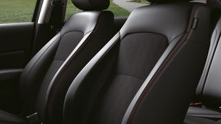 Was Suzuki beim Vitara und Vitara S als Veloursleder anpries, ist in echt nur Mikrofaserstoff. (Suzuki)