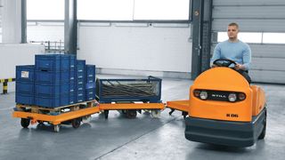 Bild 1: Im Rahmen getakteter Versorgungsprozesse transportiert der Routenzug vorkommissionierte Ladungsträger bedarfsgerecht an definierte Verbrauchsstellen. (Archiv: Vogel Business Media)