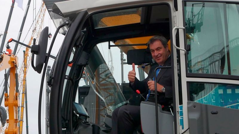 Trotz Schmuddelwetter am Eröffnungstag Daumen hoch für die Bauma 2022. Zumindest, wenn es nach dem bayerischen Ministerpräsidenten Markus Söder geht. Er verbindet mit der Messe in München Kindheitserinnerungen.(Bild:  Sandro Kipar/VCG)