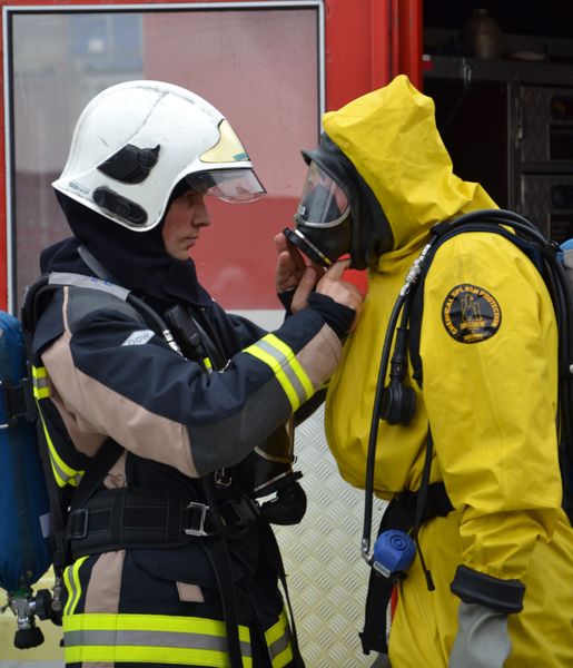Die Marsmenschen sind gelandet: Ausgestattet mit Spezielanzügen nähern sich die Einsatzkräfte dem Unglücksort... (PROCESS)