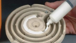 Das Ein-Komponenten-System Ceramabond 890, ein Siliziumkarbid-Kleber für das sichere Verbinden von Keramik- und Graphit-Bauteilen in Hochvakuum-Einrichtungen. (Bild: Kager)