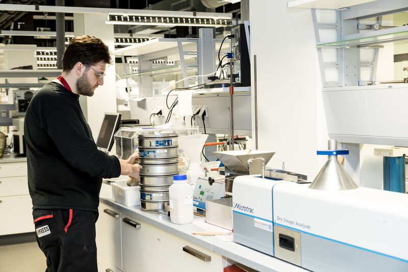 Quality management, taken serious: An onsite laboratory takes production samples. (Lanxess)