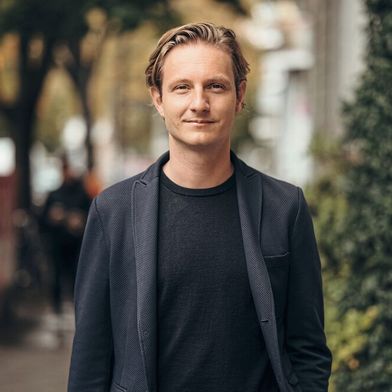 Tobias Rappers ist Geschäftsführer der Maschinenraum GmbH. Der Maschinenraum ist ein geteiltes Ökosystem, das von Familienunternehmen für Familienunternehmen entwickelt wurde. Es vernetzt über 450.000 Mitarbeitende aus mehr als 80 Mitgliedsunternehmen und ermöglicht strukturierten Austausch zu allen Kernbereichen der Transformation. (Bild: Maschinenraum/Dirk Walter)