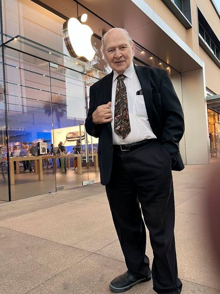 Ronald Wayne im Oktober 2024 vor einem Apple Store. (Bild: RGW Photo / Casrgw / CC BY-SA / Wikimedia Commons)