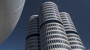 BMW-Zentrale in München (Bild: Blau mit Weiß / Rob Oo / CC BY-SA 4.0 / flickr.com)