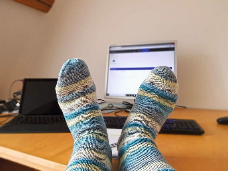 Redakteurin Sandra Häuslein berichtet aus dem Home Office: Frühs ist es in meinem Arbeitszmmer noch kalt, da helfen Stricksocken - handgemacht von Oma. (S.Häuslein/konstruktionspraxis)