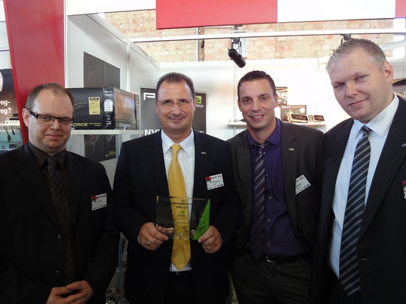 Preisübergabe von PNY an Devil: (v.l.) Gunnar Ehlers, PNY, Andreas Dudda, Stefan Illing und Fabian Falldorf (Archiv: Vogel Business Media)