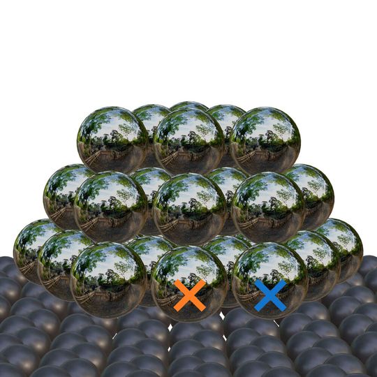 Ein winziger Nanopartikel aus Silber (spiegelnde Atome oben) auf einem Kohlenstoff-Träger. Besonders aktiv sind genau die Positionen des Grenzbereichs (farbige Markierungen).(Bild:  TU Wien)