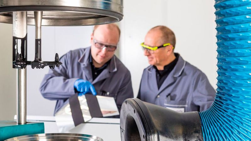 Technologieentwicklung im Bereich der Elektroden-beschichtung für Aluminium-Ionen-Batteriezellen im Konsortialprojekt BALU.(Bild:  Fraunhofer IISB/Jürgen Lösel)