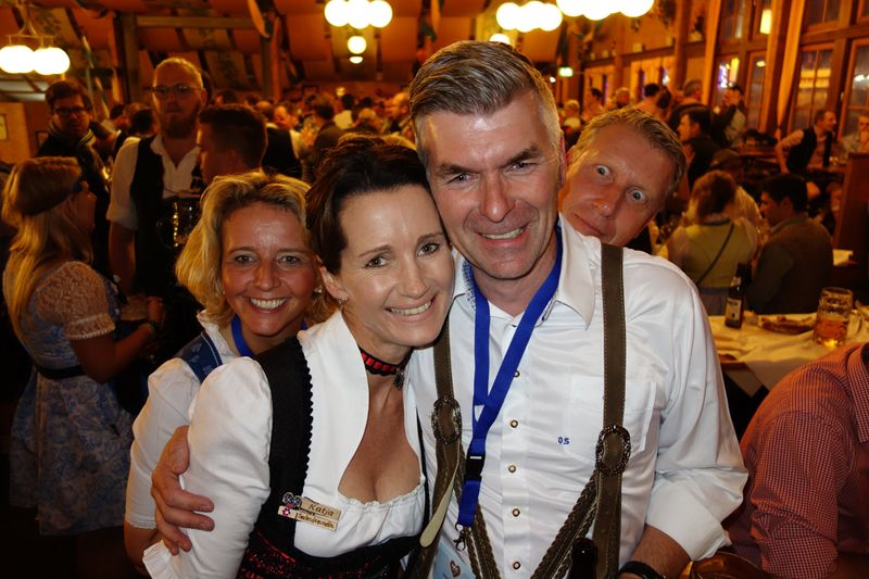 Auf der Wiesn ist man nie allein (v. l.) Stephanie Steen, IT-BUSINESS, Katja Neumann, Ralf Brokinkel und Andreas Brückner, NEC (Bild: IT-BUSINESS)