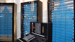 Der nach rund einjähriger Bauphase fertig gestellte, funktionsfähige Nachbau des Z3 ist wie das Original mit 5 Hertz getaktet und besteht aus einer Bedienkonsole, dem Rechenwerk und dem Speicher, der alleine zwei mannshohe Schränke füllt.  (Bild: Finder)