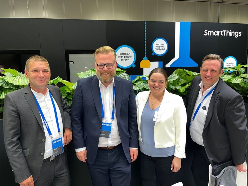 Corinna Leisten, S&K, mit Carsten Müller, Steffen Kassner und Björn Gerkens, Samsung.  (Bild: Vogel IT-Medien GmbH)