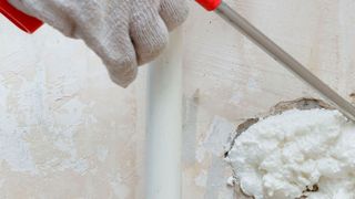 Bei Renovierungsarbeiten rund ums Haus kommt häufig Polyurethan (PU) in Form von Sprühschaum zum Einsatz. (© yarlander - Fotolia.com)