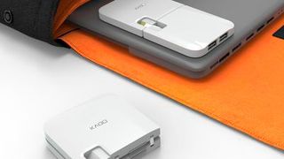 Flach und faltbar: Das Netzteil besteht aus zwei Hälften, die sich zu einem Adapter zusammenklappen lassen. Die acht Millimeter flache Schachtel liefert 65 Watt.  (Bild: Kado)