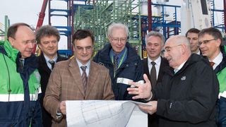 Anlässlich des Genehmigungsbescheids zum Bau und Betrieb der neuen TDI-Hightech-Anlage statteten die Vorstandsmitglieder von Bayer Material Science, Joachim Wolff (vorn links) und Tony Van Osselaer (vorn rechts) dem TDI-Team einen Besuch ab. Mit dabei (von links): Klaus Jaeger (NRW-Chef), Dieter Kuhne (Leiter TDI-Produktion Dormagen), Helmut Schmidt (Bayer Technology Services), Steffen Kühling (Leiter Bereich Produktion und Technologie im Geschäftsbereich Polyurethane), Carsten Hellmann (Programm-Manager), Christian Wissel (Bayer Technology Services) [und Rainer Bruns (Betriebsleiter neue TDI-Anlage), siehe nächstes Bild]. (Bild: Bayer)