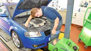 Autofahrer können im Rahmen des Licht-Tests die Fahrzeugbeleuchung kostenlos kontrollieren lassen. Den (aufwendigen) Austausch von Leuchtmitteln bzw. die Einstellung moderner Schweinwerfersysteme sollten Kfz-Betriebe in Rechnung stellen. (Bild: Dominsky – »kfz-betrieb« )