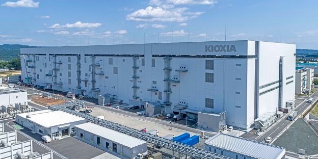 Kioxia-Werk in Kitakami: Auch der japanische Speicherspezialist hat nun in einer Notiz an Investoren darauf hingeweisen, aus dem Legacy-Geschäft mit Multi-Layer-Cell-Speichern aussteigen zu wollen. Die letzten Lieferungen an Bestandskunden sollen im März 2027 erfolgen.(Bild:  Kioxia)