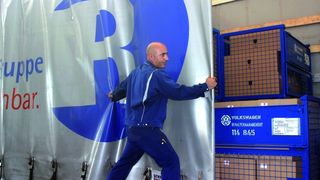 Der Curtainsider ist aus dem heutigen Straßenbild nicht mehr wegzudenken. Diese Lkw-Variante ist leicht, wirtschaftlich und individuell einsetzbar. Bild: Rudolph Logistik Gruppe (Archiv: Vogel Business Media)