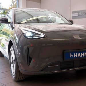 Gewartet und repariert werden die Fahrzeuge im gegenüberliegenden Servicebetrieb.(Bild:  Hahn-Gruppe)