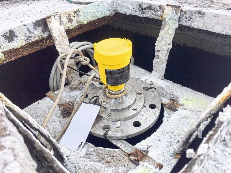 Even the most adverse application conditions are no problem for Vegapuls 69 — such as this application at a Sicilian salt manufacturer underneath a thick salt crust. (Vega)