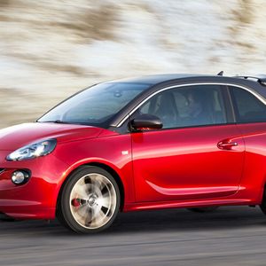Angetrieben wird der Adam S von einem 110 kW/150 PS starken 1,4-Liter-Turbo-Ecotec-Motor. Kombiniert mit einem 6-Gang-Schaltgetriebe beschleunigt er den Adam auf eine Spitze von 220 km/h.