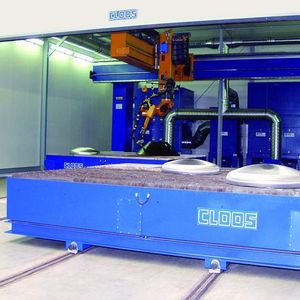 Bild 1: Die Plasmaschneidanlage wird über zwei Brennschneidtische von je 4 m × 4 m beschickt, die abwechselnd oder auch gekoppelt fahren können.
