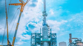 Das 44 Tonnen schwere Kolonnen-Oberteil mit einer Länge von 14,9 Metern wurde verbaut. Den Abschluss bildete der 38 Meter lange und 23 Tonnen schwere Kamin. (Bild: Gunvor Raffinerie Ingolstadt)