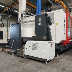 Brikettierpressen wie die kompakte und wartungsfreie RUF Formika eignen sich perfekt für den direkten Anbau an Bearbeitungszentren unterschiedlichster Bauart. Damit werden Späne insbesondere bei vollautomatisierten Fertigungsanlagen nicht mehr zum Problem.(Bild:  RUF Maschinenbau GmbH & Co. KG)