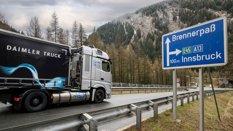Der silberne Koloss verfügt über zwei mit Wasserstoff betriebene Brennstoffzellen, die zwei E-Motoren mit jeweils 450 PS speisen. (Bild: Daimler)