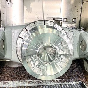 Hermle Hausausstellung 2022: Auf über 20 Bearbeitungszentren und mit Bearbeitungen aus unterschiedlichsten High-Tech-Branchen Live unter Span hat Hermle die Leistungsfähigkeit seiner Produkte dargestellt.