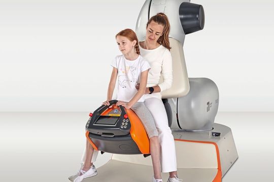 Patienten nach einer schweren Erkrankung durch therapeutisches Reiten wieder mobiler und unabhängiger machen: Das ist das Ziel der sogenannten Hippotherapie. Mit Hilfe von innovativen Technologien und Robotik ist das nun auch ohne Pferde möglich.(Bild:  intelligent motion)
