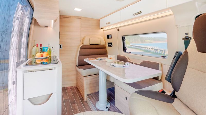 Die Sitzgruppe ist U-förmig angelegt. (Bild: Forster)