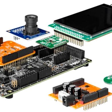 Bild 1:  FRDM-Boards enthalten nur das Wesentliche und überlassen Funktionen wie Displays und E/A standardisierten Erweiterungsboards. (Bild: NXP)