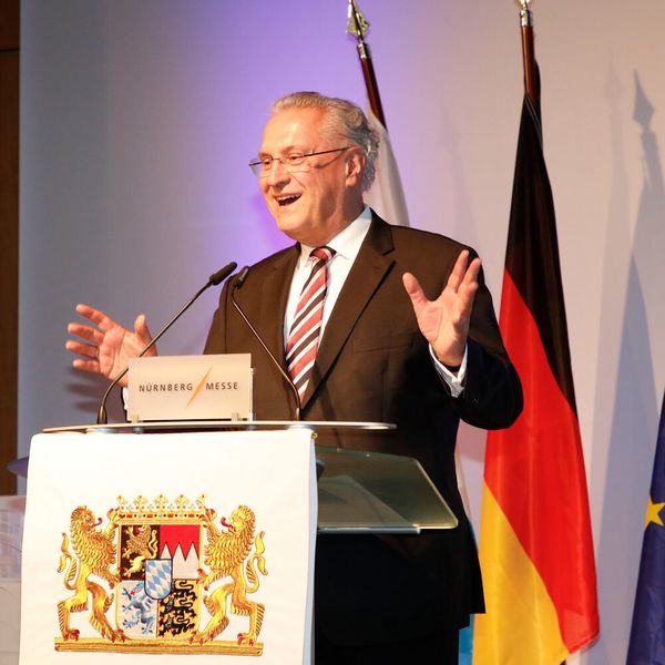 Der Bayerische Staatsminister Joachim Herrmann bei  der Jubiläumsfeier der Kommunalen zu ihrem 20-jährigen Bestehen ( Bayerisches Staatsministerium des Inneren für Sport u. Integration, Foto: Giulia Iannicelli)