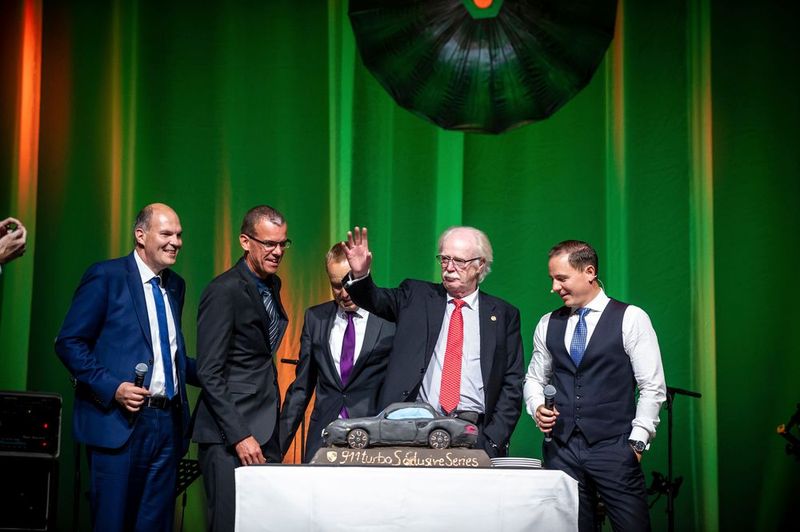 Die Stabübergabe erfolgte offiziell im Rahmen einer Feier zum 90-jährigen Bestehen der Autohausgruppe Seitz. Doch bereits seit zwei Jahren läuft die professionell begleitete Einarbeitung des Nachfolgers. (Bild: Seitz-Gruppe)