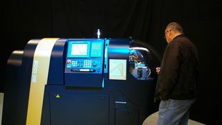 La fraiseuse en barre ultra-compacte BA 1008 avec un «B» comme Barre. Similaire aux Swissnanos dans le design, elle reprend 80% de leurs structures et contenu, avec toutefois une CNC différence, la Fanuc Oi MD capable de gérer les 6 axes linéaire + un axe rotatif C. (Image: JR Gonthier)