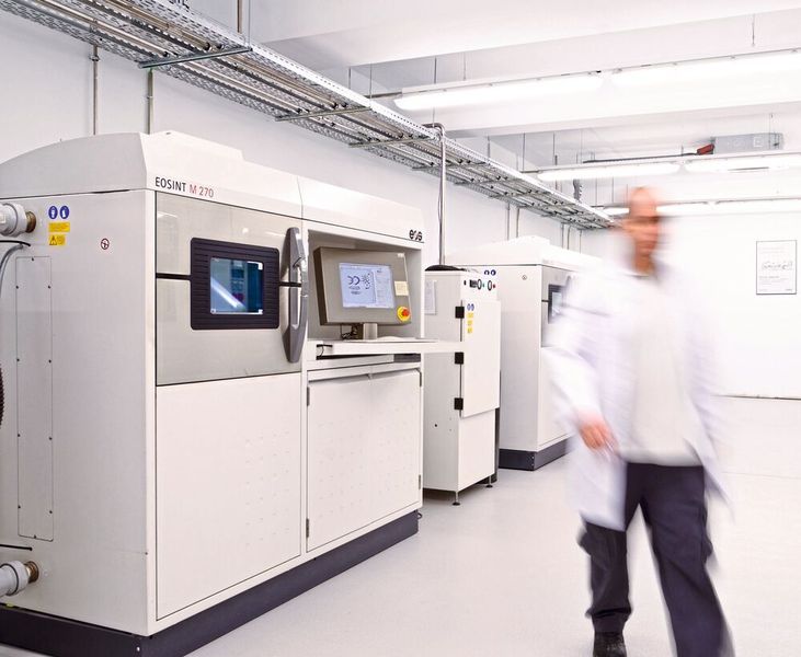 Bei individuell mit Hilfe von CAD/CAM-Technologien hergestellten Zahnimplantaten und -prothesen steht die  additive Fertigung mit Laser-Sinter-Prozessen im Fokus.  (Phibo)