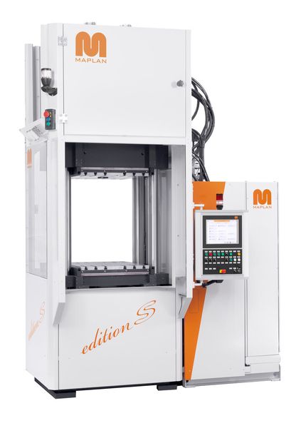 Noch ergonomischer und flexibler beim ICM-Verfahren (Injection Compression Moulding) arbeiten: Maplans MTF1500/320 edition S mit der Steuerung C600.web zeichnet sich durch großzügige Heizplatten und optimale Bedienhöhe aus, wie es heißt. (Bild: Maplan)