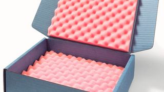 In Kartonagen mit antistatischem Schaum lassen sich elektronische Bauteile sicher transportieren und gegen schädliche elektrostatische Aufladung schützen. (ratioform)