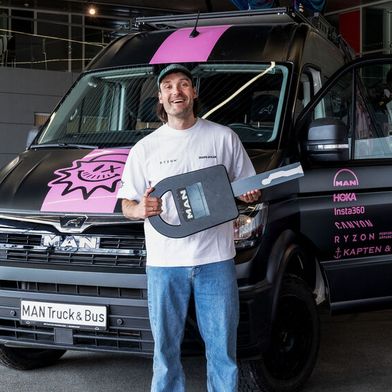 Fahrzeugübergabe in München: Rick Zabel vor seinem MAN TGE mit Campingausbau. (Bild: MAN Truck & Bus)