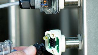 Montagefreundlich: Die flexiblen Namur-Sensoren (M12, M18, M30) mit Klemmenraum sind auch im Ex-Bereich ideal einsetzbar. (Bild: Turck)