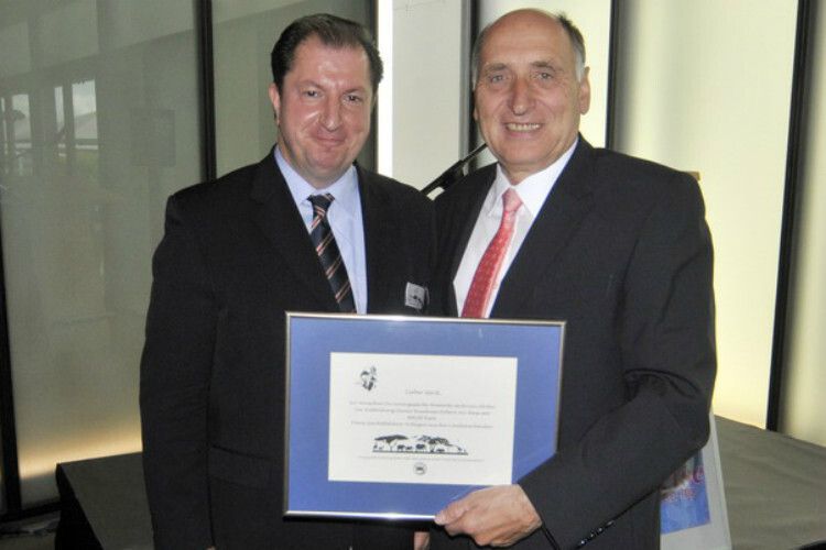 Pflegten eine enge Zusammenarbeit: Marcus Büttner (li.), Geschäftsführer Kfz-Gewerbe Nordrhein-Westfalen, und Gerhard Hösel. (Foto: Zietz)
