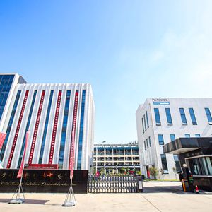 Die Sico Performance Material in Jining gehört zu den führenden chinesischen Herstellern von Spezialsilanen. Seit 2022 ist der Chemiekonzern Wacker mehrheitlich an dem Unternehmen beteiligt.(Bild:  Wacker)