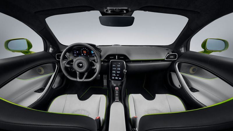 Nur innen machen die Briten einen größeren Schritt: Es gibt digitale Instrumente, einen Infotainmentscreen, der wie eine überdimensionale Smartwatch vor dem Mitteltunnel schwebt, ... (McLaren)