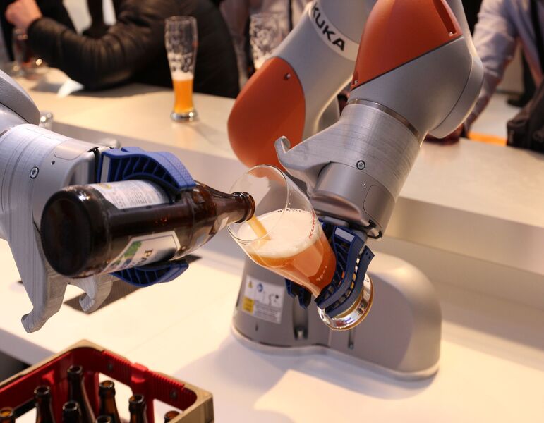 Der Kuka-Roboter versucht sich schon einmal als Barkeeper und macht seine Sache vom Öffnen der Flasche bis zur Schaumkrone ziemlich gut.  (Haas)
